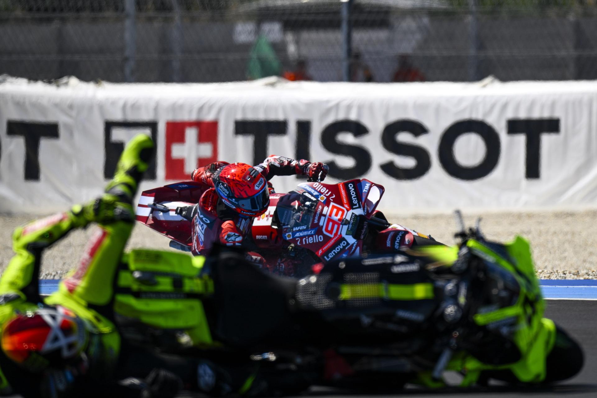 El piloto español Marc Márquez, de Ducati Lenovo, se cae, mientras que el piloto italiano Fabio Di Giannantonio (delante), de Pertamina Enduro VR46, sufre una caída durante la sesión de clasificación de MotoGP del Gran Premio de Hungría, celebrado en el circuito Balaton Park de Balatonfokajar. EFE/EPA/Boglarka Bodnar