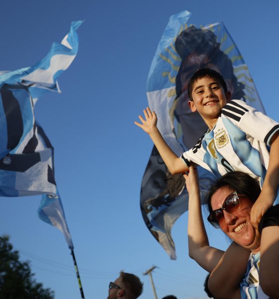 Hinchas de Argentina animan este sábado, en Euless (EE.UU.), a dos días del partido de la Albiceleste frente a Austria en el Mundial 2026. EFE/ Mariscal