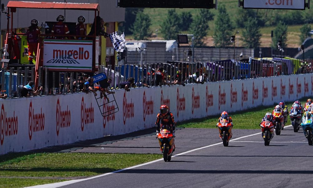 El piloto español Brian Uriarte (Red Bull KTM), tras su victoria en la carrera de Moto3 del Gran Premio de Italia el pasado 31 de mayo. EFE/CLAUDIO GIOVANNINI