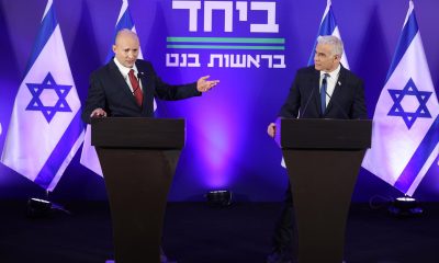 Herzliya (Israel).- El ex primer ministro Naftali Bennett -que en el pasado pactó con Netanyahu-, el líder opositor Yair Lapid -que impulsa junto a Bennett la formación Beyachad (Juntos, en hebreo) en una conferencia de prensa el pasado mes de abril. EFE/EPA/ABIR SULTAN