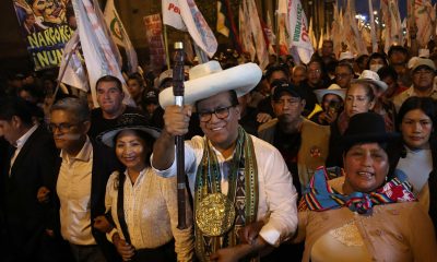 El candidato a la Presidencia de Perú Roberto Sánchez (c) participa en una manifestación contra los resultados de la segunda vuelta de los comicios que sitúan como virtual ganadora a la derechista Keiko Fujimori, este viernes en Lima (Perú). EFE/ Paolo Aguilar