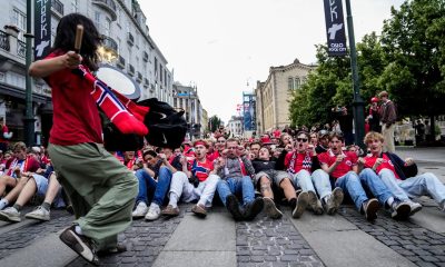 Aficionados noruegos "reman" después del partido entre Noruega y Senegal, correspondiente al Mundial de Estados Unidos, México y Canadá, este martes. EFE/ AMANDA PEDERSEN GISKE *Prohibido su uso en Noruega*
