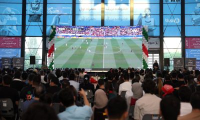 Ciudadanos iraníes miran por televisión el partido que la selección de su país juega contra Nueva Zelanda en Teherán el 15 de junio. EFE/ ABEDIN TAHERKENAREH *Restricciones: NO Access Israel Media/Persian Language TV Stations Outside Iran/Strictly No Access BBC Persian/VOA Persian/Manoto TV/Iran International TV. (As mandated by Iran's Directorate General for Foreign Media) --*