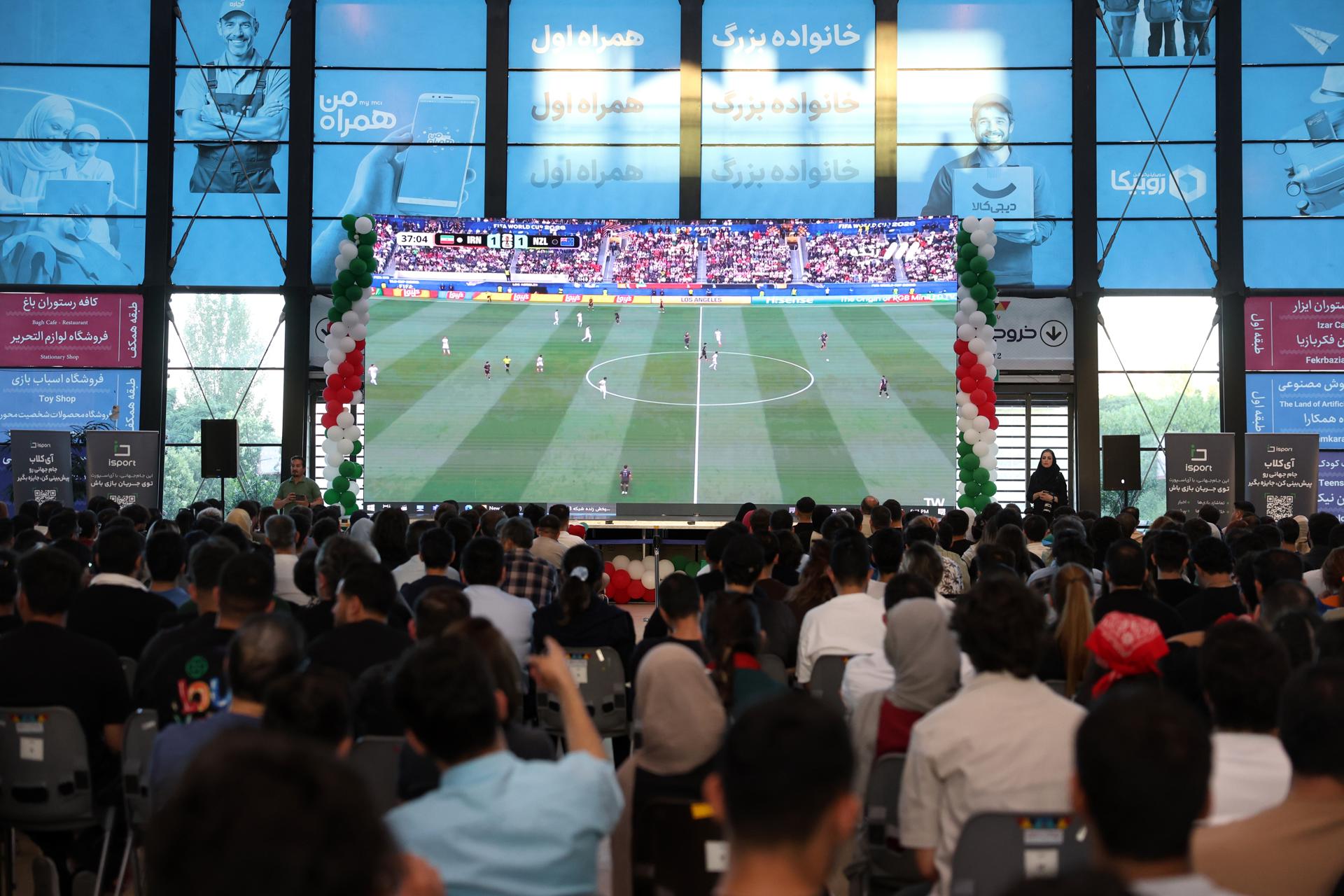 Ciudadanos iraníes miran por televisión el partido que la selección de su país juega contra Nueva Zelanda en Teherán el 15 de junio. EFE/ ABEDIN TAHERKENAREH *Restricciones: NO Access Israel Media/Persian Language TV Stations Outside Iran/Strictly No Access BBC Persian/VOA Persian/Manoto TV/Iran International TV. (As mandated by Iran's Directorate General for Foreign Media) --*