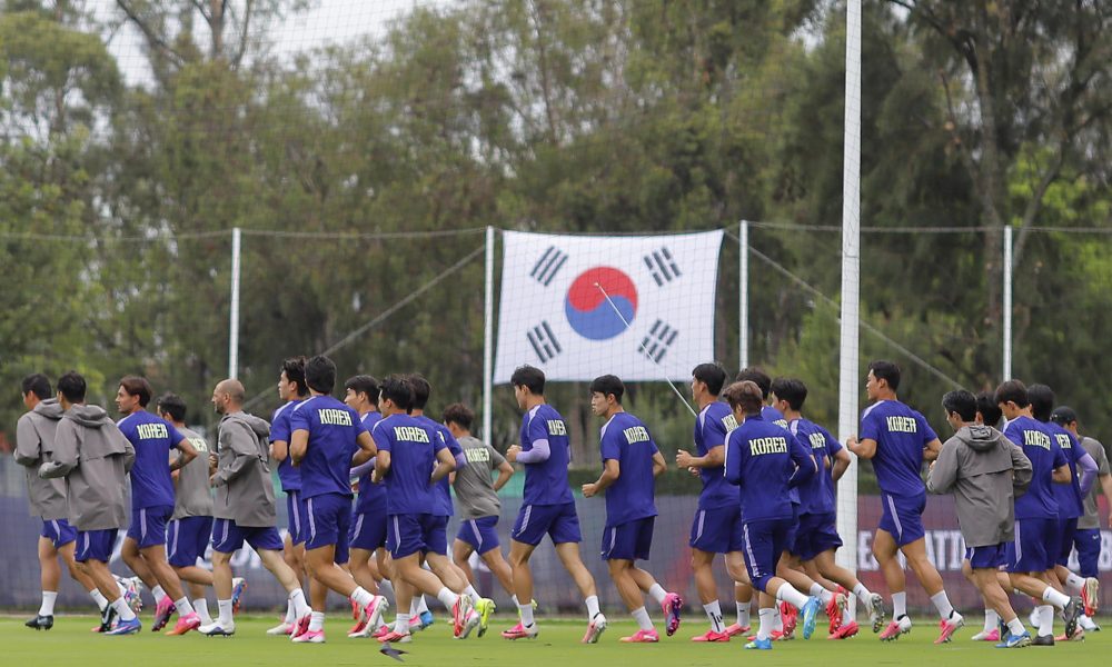 Jugadores de Corea del Sur entrenan este domingo en Guadalajara (México). EFE/ Francisco Guasco