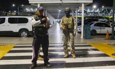 Integrantes del Ejército de Ecuador custodian el Aeropuerto Internacional José Joaquín de Olmedo en Guayaquil (Ecuador). EFE/ Gerardo Menoscal