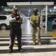 Integrantes del Ejército de Ecuador custodian el Aeropuerto Internacional José Joaquín de Olmedo en Guayaquil (Ecuador). EFE/ Gerardo Menoscal