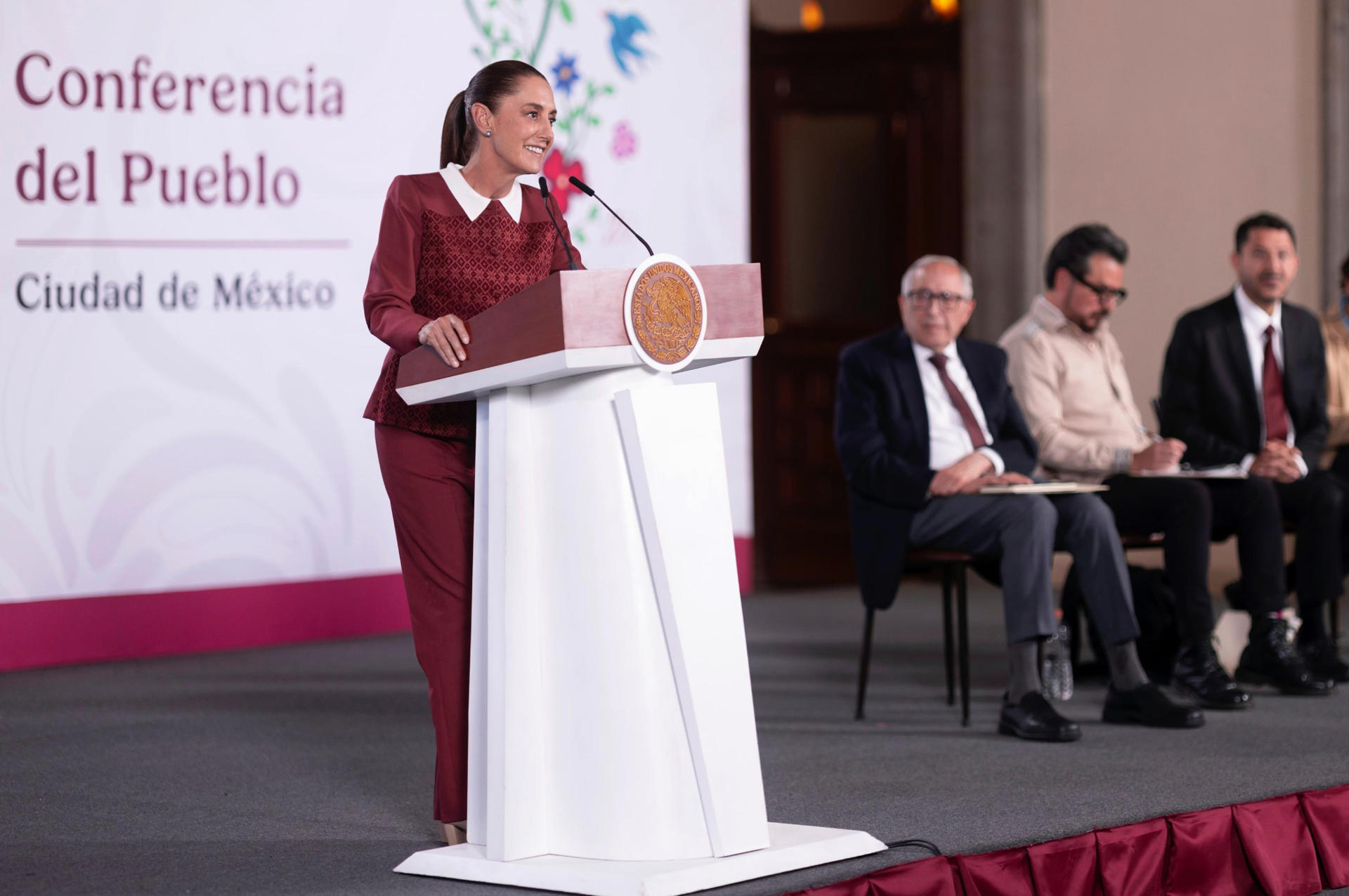 Fotografía cedida por la presidencia de México de su mandataria Claudia Sheinbaum hablando en una rueda de prensa este martes, en Palacio Nacional de la Ciudad de México (México). EFE/Presidencia de México/SOLO USO EDITORIAL/NO VENTAS/SOLO DISPONIBLE PARA ILUSTRAR LA NOTICIA QUE ACOMPAÑA (CRÉDITO OBLIGATORIO)