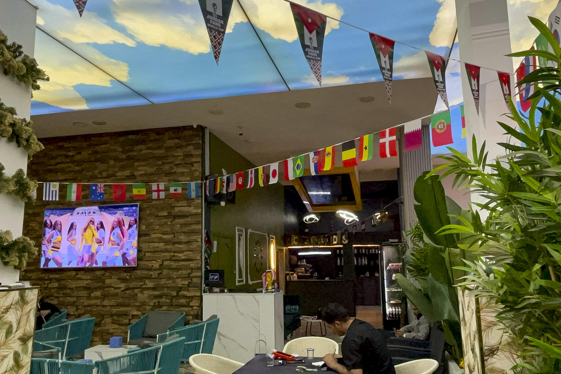 Vista de una cafetería en Amán. Hajj Ibrahim, de 72 años, lleva décadas apoyando a Argentina en los mundiales de fútbol desde un café de Zarqa, al noreste de Amán (Jordania), pero en este Mundial su primer equipo será otro: el de su país, que mañana disputará el primer partido de su historia en la competición. Ibrahim sonríe al reconocer que le molesta "cuando alguien apoya a otra selección que no sea Argentina" y admite que, en esta ocasión, será él mismo quien reniegue de la Albiceleste durante el encuentro de fase de grupos que la enfrentará a la selección jordana el domingo 28 de junio.-EFE/ Hayat Al Dbeas