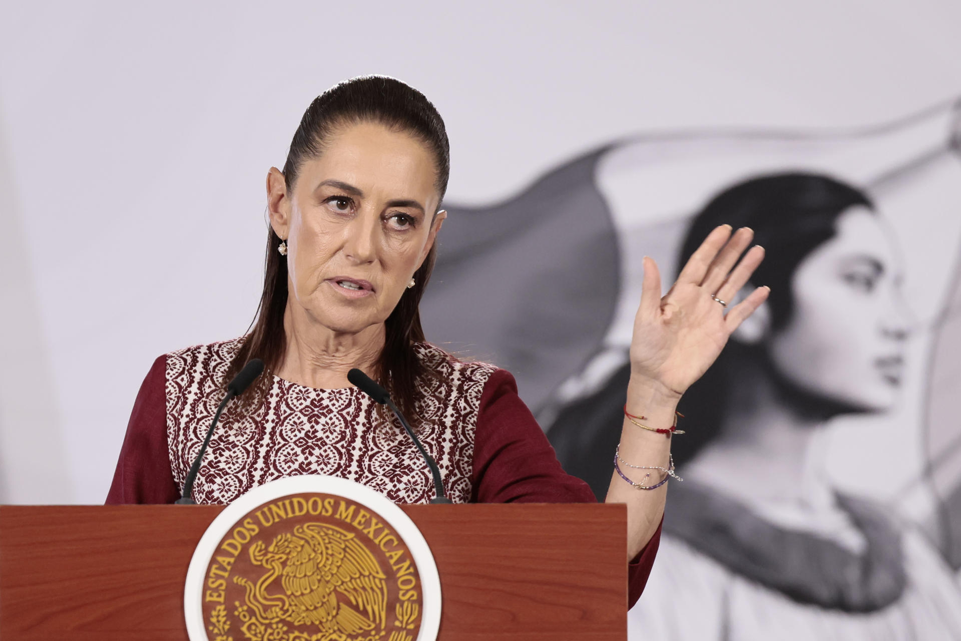 La presidenta de México Claudia Shainbaum, habla durante una conferencia de prensa este lunes en el Palacio Nacional de Ciudad de México (México). EFE/José Méndez
