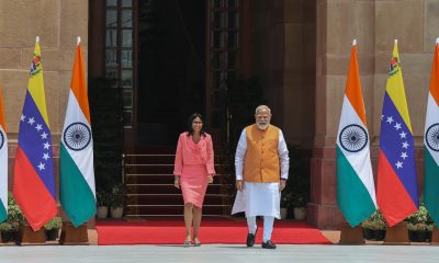 Fotografía del 4 de junio de 2026 que muestra al primer ministro de la India, Narendra Modi, recibiendo a la presidenta encargada de Venezuela, Delcy Rodríguez. EFE/EPA/RAJAT GUPTA