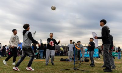 Sin protagonismo en el Mundial por la ausencia de la selección, los chilenos expresan su amor por el fútbol en un 'fan fest' abierto desde el jueves. EFE/ Javier Torres