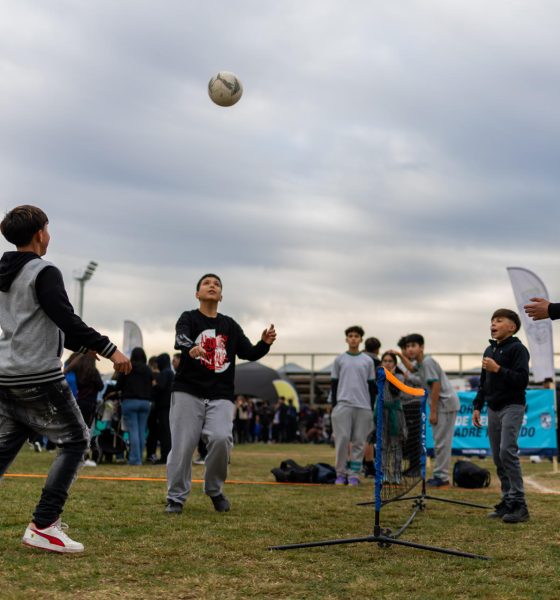 Sin protagonismo en el Mundial por la ausencia de la selección, los chilenos expresan su amor por el fútbol en un 'fan fest' abierto desde el jueves. EFE/ Javier Torres