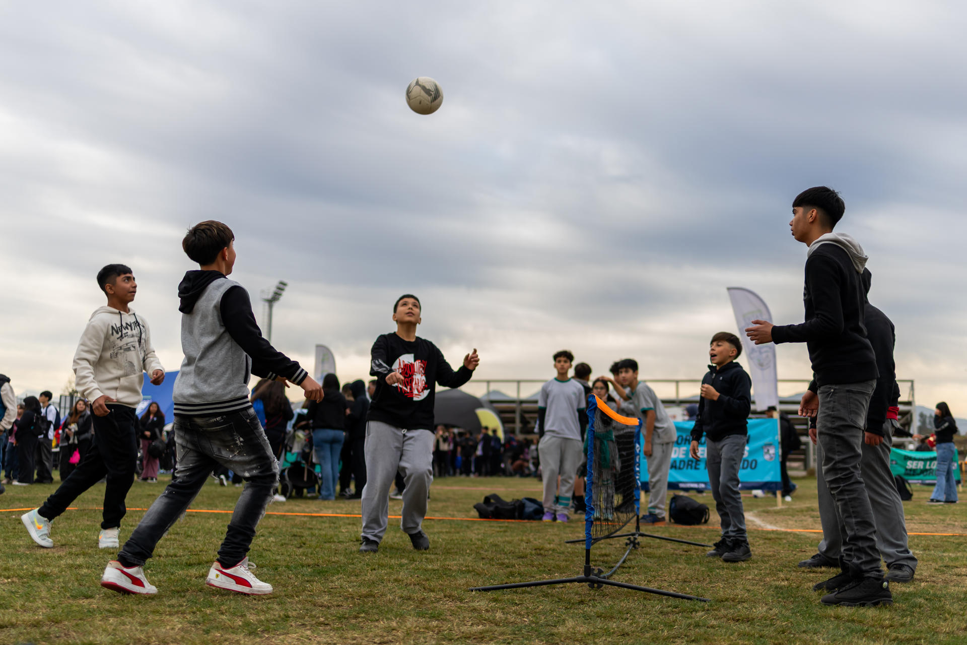 Sin protagonismo en el Mundial por la ausencia de la selección, los chilenos expresan su amor por el fútbol en un 'fan fest' abierto desde el jueves. EFE/ Javier Torres