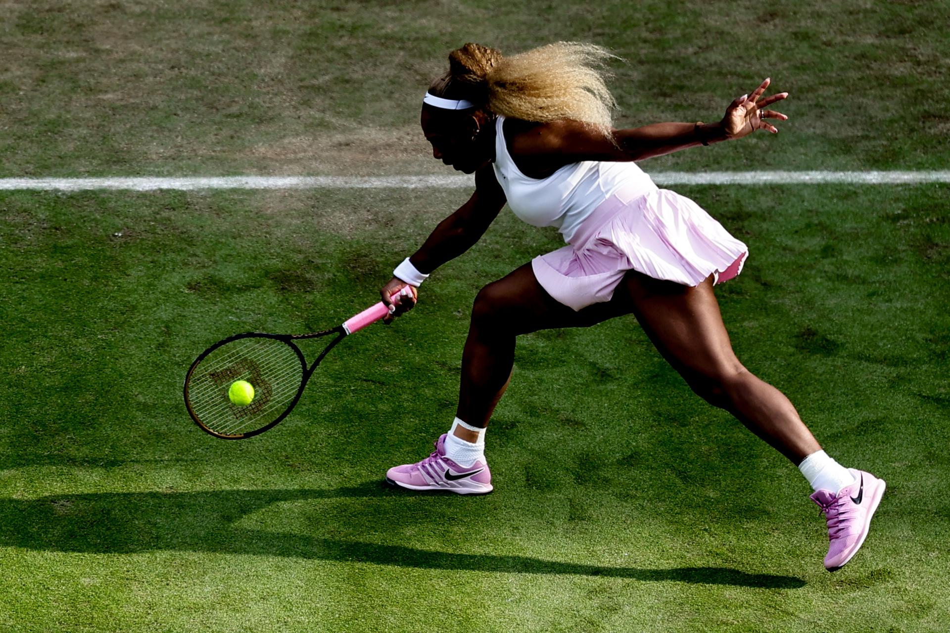 El tenista estadounidense Serena Williams durante el partido de dobles contra la mexicana Giuliana Olmos y la neozelandesa Erin Routliffe durante el WTA 500 Berlin en la Steffi Graf Stadium, en Berlin, Alemania. EFE/EPA/FILIP SINGER