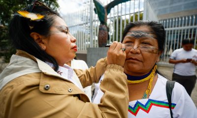 Indígenas de la comunidad Sarayaku se pintan el rostro este lunes, afuera de la Asamblea Nacional en Quito (Ecuador). EFE/ José Jácome