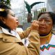 Indígenas de la comunidad Sarayaku se pintan el rostro este lunes, afuera de la Asamblea Nacional en Quito (Ecuador). EFE/ José Jácome