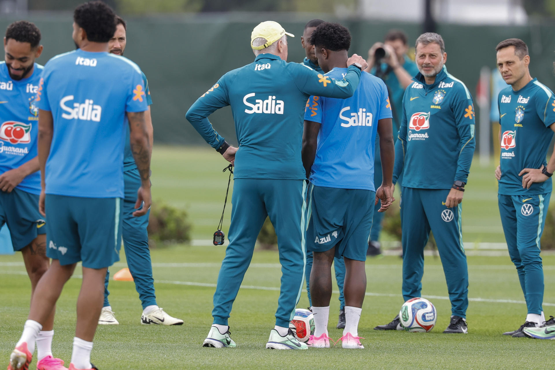 El seleccionador de Brasil, Carlo Ancelotti (c i), conversa con Vini Jr. durante un entrenamiento en el centro deportivo Columbia Park este lunes, en Morristown, New Jersey (EE.UU.). EFE/Sebastião Moreira