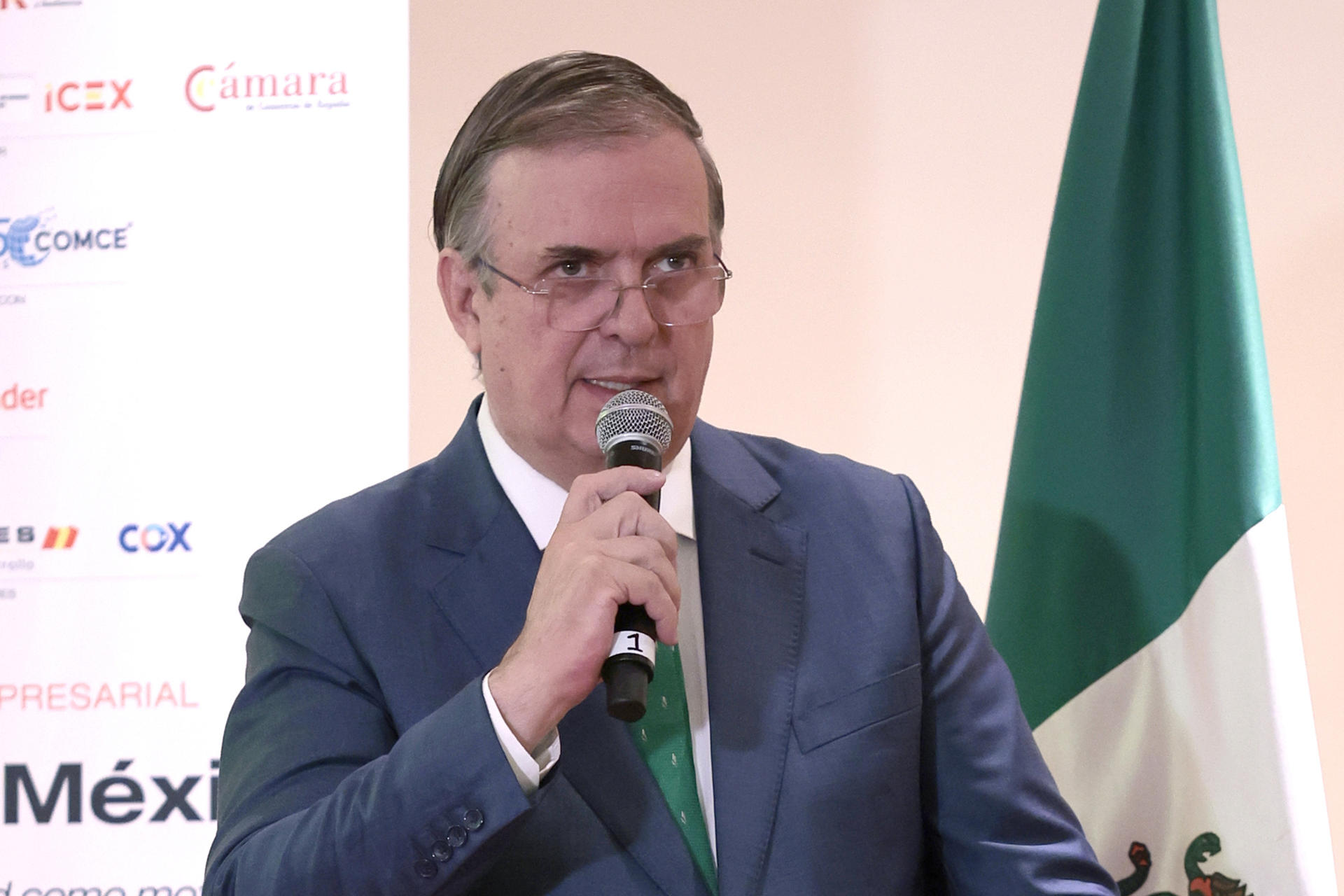 El secretario de Economía de México, Marcelo Ebrad, habla durante una rueda de prensa este martes, en Ciudad de México (México). EFE/ José Méndez