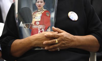 Una tailandesa sostiene una fotografía de la princesa Bajrakitiyabha, primogénita del rey Vajiralongkorn de Tailandia, quien falleció tras una larga enfermedad.
EFE/EPA/RUNGROJ YONGRIT