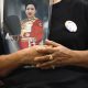 Una tailandesa sostiene una fotografía de la princesa Bajrakitiyabha, primogénita del rey Vajiralongkorn de Tailandia, quien falleció tras una larga enfermedad.
EFE/EPA/RUNGROJ YONGRIT