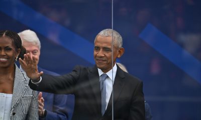El expresidente de Estados Unidos Barack Obama saluda a la multitud mientras está acompañado de la ex primera dama Michelle Obama, durante la ceremonia inaugural del Centro Presidencial Obama en Chicago, Illinois, EE.UU. EFE/Victor Hilitski