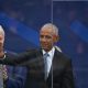 El expresidente de Estados Unidos Barack Obama saluda a la multitud mientras está acompañado de la ex primera dama Michelle Obama, durante la ceremonia inaugural del Centro Presidencial Obama en Chicago, Illinois, EE.UU. EFE/Victor Hilitski
