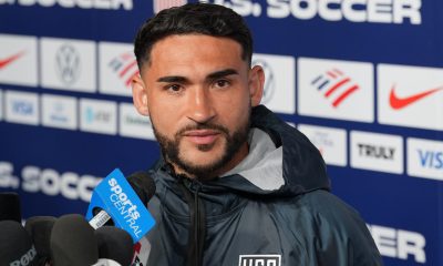 El jugador de Estados Unidos Cristian Roldán habla con periodistas sobre Paraguay, el primer rival que enfrentará el equipo en el Mundial 2026 este viernes en Los Ángeles. EFE/ Omar Alonso