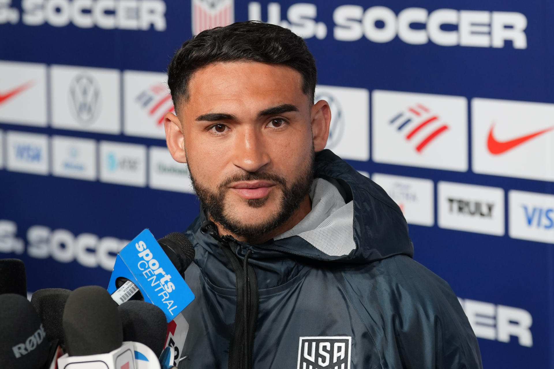 El jugador de Estados Unidos Cristian Roldán habla con periodistas sobre Paraguay, el primer rival que enfrentará el equipo en el Mundial 2026 este viernes en Los Ángeles. EFE/ Omar Alonso