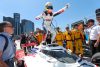 Fotografía cedida por IndyCar donde aparece el piloto español Álex Palou (c), de la escuadra Chip Ganassi Racing, celebrando su victoria en el Chevrolet Detroit Grand Prix en Detroit, Michigan (Estados Unidos). EFE/ Chris Owens/ IndyCar /SOLO USO EDITORIAL
