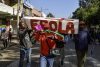 - Activistas y manifestantes gritan consignas durante una protesta contra un centro de Ébola en Nanyuki, Kenia, 09 de junio de 2026. Activistas de derechos humanos salieron a las calles para oponerse a la instalación de un centro de cuarentena de Ébola para ciudadanos estadounidenses en la Base Aérea de Laikipia. A pesar de una orden judicial que detuvo la construcción de las instalaciones, existen acusaciones de que la construcción continuó días después de que el Ministro de Salud, Aden Duale, dijera en el Parlamento que procedería como medida de precaución contra un brote de Ébola. (Protestas, Kenia) EFE/EPA/DANIEL IRUNGU