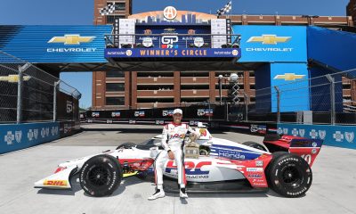Fotografía cedida por IndyCar donde aparece el piloto español Álex Palou, de la escuadra Chip Ganassi Racing, celebrando su victoria en el Chevrolet Detroit Grand Prix en Detroit, Michigan (Estados Unidos). EFE/ Chris Owens/ IndyCar /SOLO USO EDITORIAL