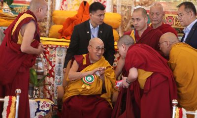 Imagen de archivo del 14.º Dalai Lama, Tenzin Gyatso, mientras intercambia saludos con sus discípulos y devotos budistas en un monasterio en Zanskar, en el distrito de Kargil del Territorio de la Unión de Ladakh, India, el 21 de julio de 2025.
EFE/EPA/FAROOQ KHAN