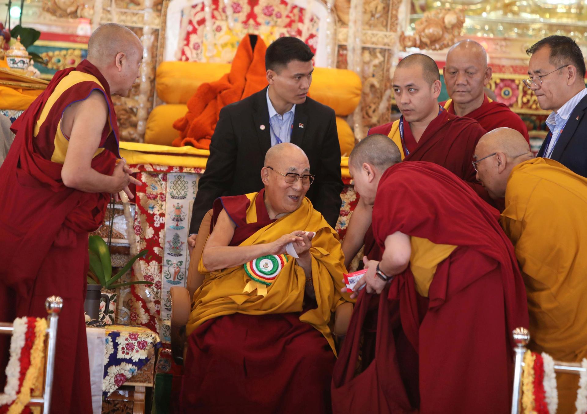 Imagen de archivo del 14.º Dalai Lama, Tenzin Gyatso, mientras intercambia saludos con sus discípulos y devotos budistas en un monasterio en Zanskar, en el distrito de Kargil del Territorio de la Unión de Ladakh, India, el 21 de julio de 2025.
EFE/EPA/FAROOQ KHAN