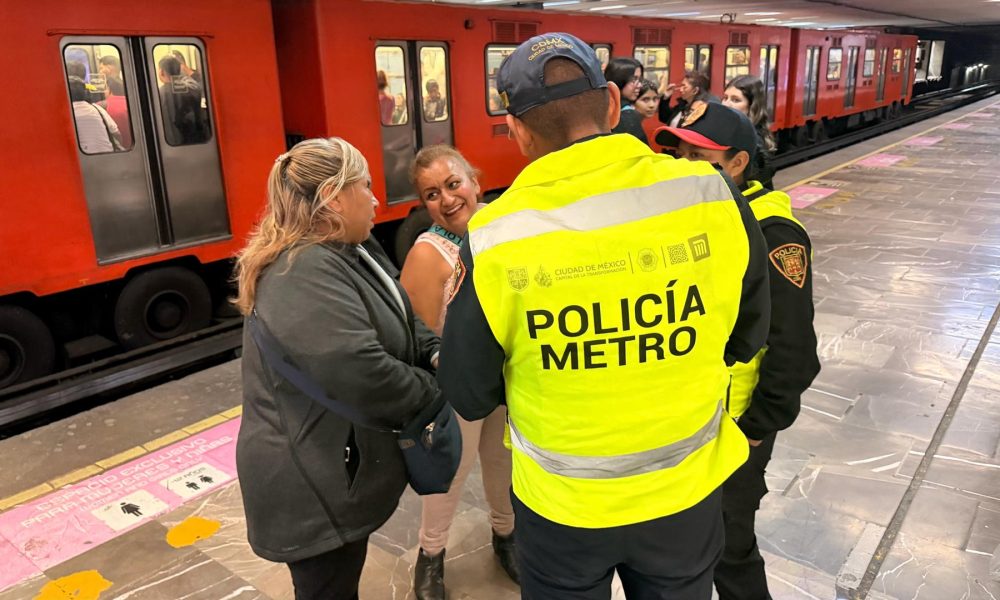 Las vendedoras ambulantes Patricia Martínez Rentería (i) y Norma Rivera Barrientos (c) son detenidas por policías por vender su mercancía en el Sistema de Transporte Colectivo Metro este viernes, en la Ciudad de México (México). EFE/Sáshenka Gutiérrez