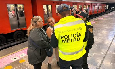 Las vendedoras ambulantes Patricia Martínez Rentería (i) y Norma Rivera Barrientos (c) son detenidas por policías por vender su mercancía en el Sistema de Transporte Colectivo Metro este viernes, en la Ciudad de México (México). EFE/Sáshenka Gutiérrez