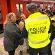Las vendedoras ambulantes Patricia Martínez Rentería (i) y Norma Rivera Barrientos (c) son detenidas por policías por vender su mercancía en el Sistema de Transporte Colectivo Metro este viernes, en la Ciudad de México (México). EFE/Sáshenka Gutiérrez