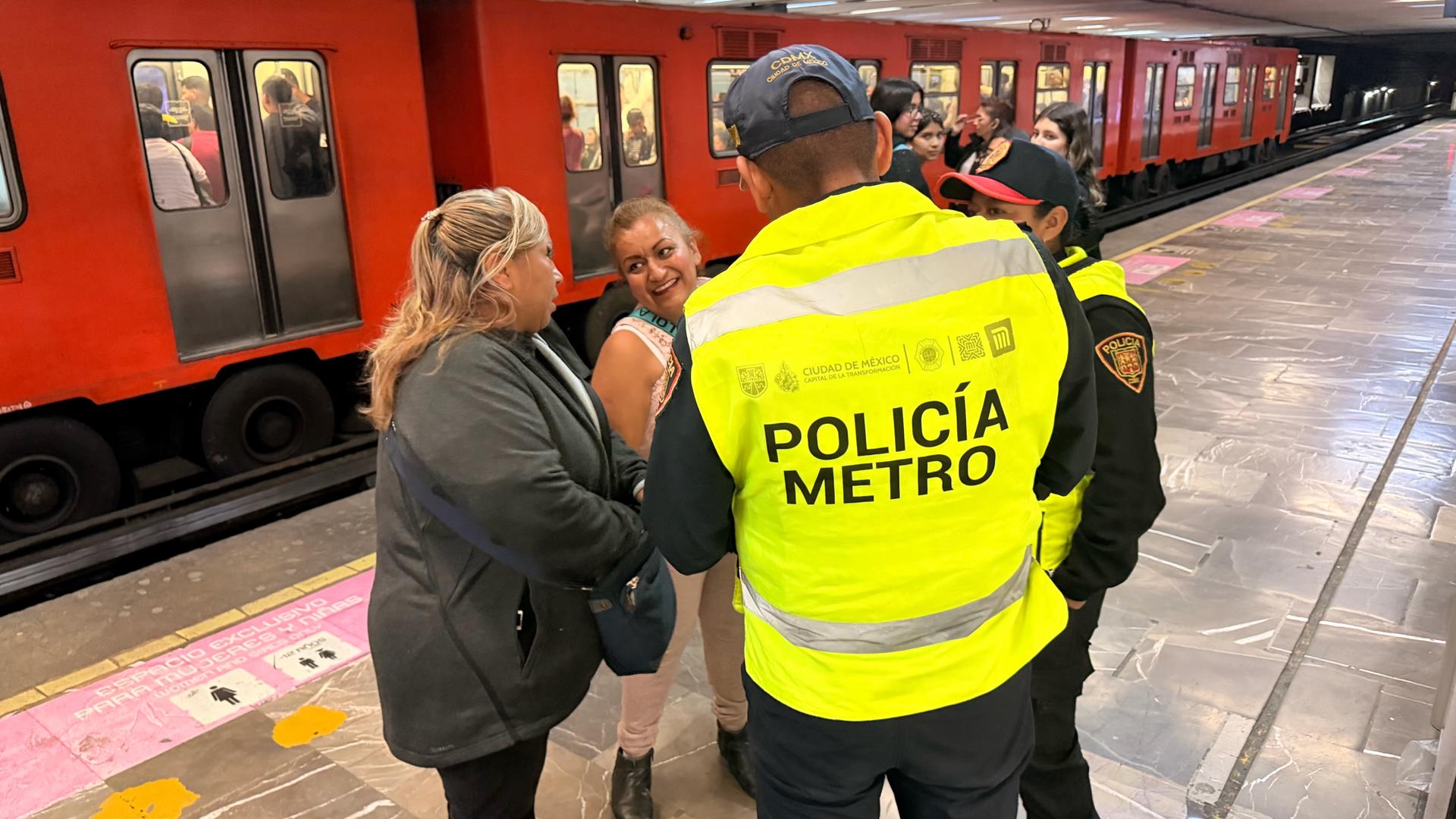 Las vendedoras ambulantes Patricia Martínez Rentería (i) y Norma Rivera Barrientos (c) son detenidas por policías por vender su mercancía en el Sistema de Transporte Colectivo Metro este viernes, en la Ciudad de México (México). EFE/Sáshenka Gutiérrez