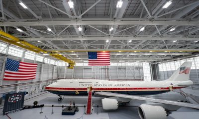 Fotografía difundida por la Fuerza Aérea de EE.UU. del nuevo Air Force One, un Boeing 747-8, en su primera exhibición pública este viernes, en la Base Conjunta Andrews, el aeródromo militar situado a las afueras de Washington (EE.UU.). EFE/ Fuerza Aérea de EE.UU. / SOLO USO EDITORIAL/ SOLO DISPONIBLE PARA ILUSTRAR LA NOTICIA QUE ACOMPAÑA (CRÉDITO OBLIGATORIO)