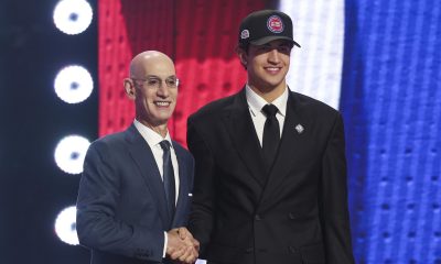 El comisionado de la NBA, Adam Silver (i), y el mexicano Karim López durante el Draft de la NBA en New York. EFE/EPA/SARAH YENESEL SHUTTERSTOCK OUT