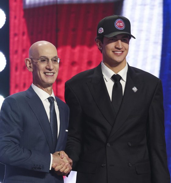 El comisionado de la NBA, Adam Silver (i), y el mexicano Karim López durante el Draft de la NBA en New York. EFE/EPA/SARAH YENESEL SHUTTERSTOCK OUT