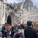 El Tribunal de Apelaciones británico dio la razón al Gobierno en su recurso contra un fallo anterior que había declarado ilegal la prohibición del grupo propalestino Palestine Action, y consideró que ese veto fue una medida proporcionada. EFE/ Luis Campello