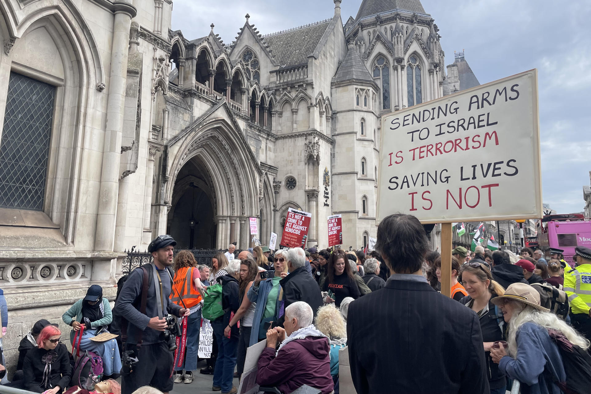 El Tribunal de Apelaciones británico dio la razón al Gobierno en su recurso contra un fallo anterior que había declarado ilegal la prohibición del grupo propalestino Palestine Action, y consideró que ese veto fue una medida proporcionada. EFE/ Luis Campello