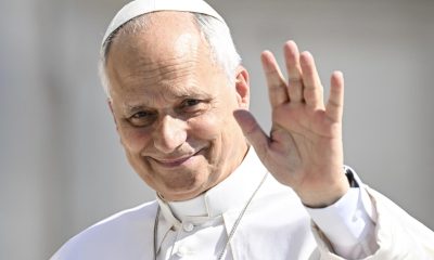 El papa León XIV saluda a los fieles durante la audiencia general semanal en la Plaza de San Pedro, Ciudad del Vaticano, el 24 de junio de 2026. EFE/EPA/RICCARDO ANTIMIANI