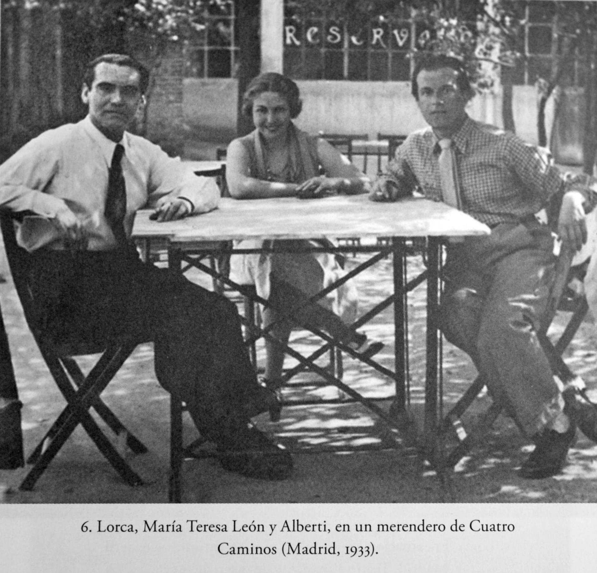 Fotografía de Federico García Lorca, María Teresa León y Rafael Alberti en Madrid en 1933, una imagen incorporada al libro biográfico "Alberti y García Lorca. La dificil compañia", de Hilario Jiménez Gómez. /Archivo. EFE ***SÓLO USO EDITORIAL***[***SÓLO USO EDITORIAL***]