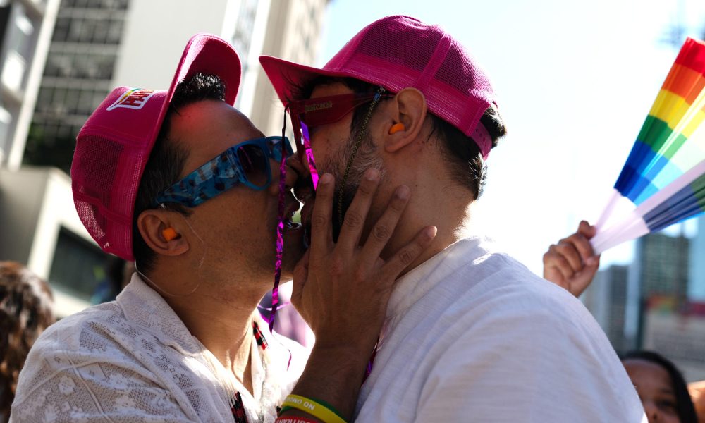 Dos personas se besan durante la 30ª edición de la Marcha del Orgullo LGBT+ este domingo, en Sao Paulo (Brasil). EFE/ Isaac Fontana