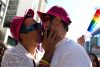 Dos personas se besan durante la 30ª edición de la Marcha del Orgullo LGBT+ este domingo, en Sao Paulo (Brasil). EFE/ Isaac Fontana

