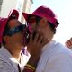Dos personas se besan durante la 30ª edición de la Marcha del Orgullo LGBT+ este domingo, en Sao Paulo (Brasil). EFE/ Isaac Fontana