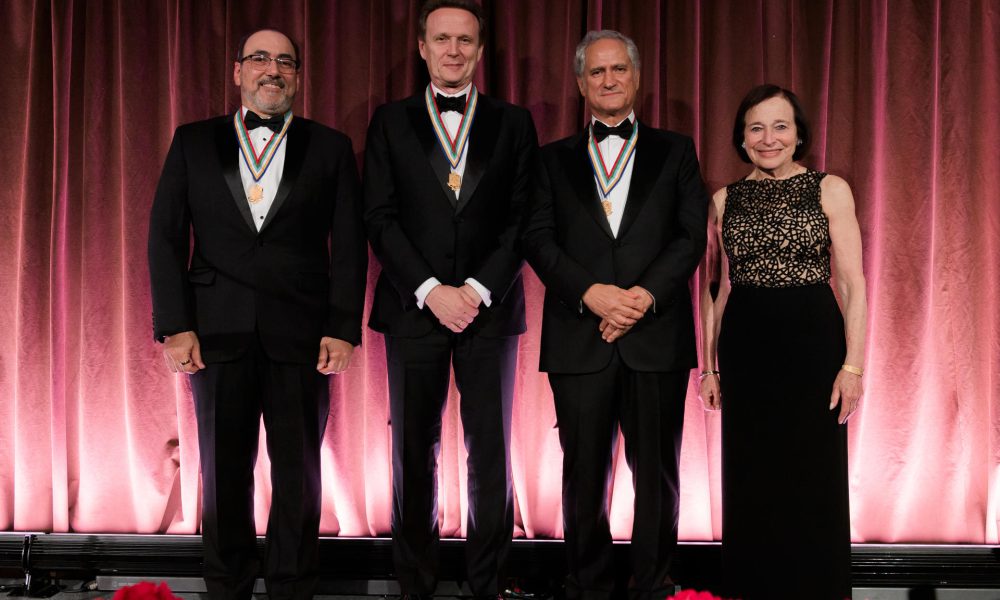 Fotografía cedida por Americas Society que muestra desde la izquierda; al presidente ejecutivo de CAF (Banco de Desarrollo de América Latina y el Caribe), Sergio Díaz-Granados; al consejero delegado de Iberdrola, Pedro Azagra; al fundador y presidente ejecutivo del Grupo CIE y de OCESA (Organización de Conciertos y Espectáculos), Alejandro Soberón, y a la presidenta y directora ejecutiva de Americas Society, Susan Segal, posando durante una ceremonia de premiación en Nueva York (EE.UU.). EFE/ Paula Abreu Pita/ Americas Society