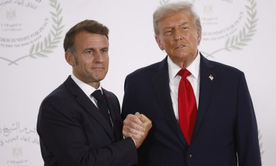 El presidente francés, Emmanuel Macron (izq.), y el presidente de EE.UU., Donald Trump (der.), se dan la mano en la Cumbre de Paz de Gaza en Sharm El-Sheikh, Egipto, el 13 de octubre de 2025. EFE/EPA/YOAN VALAT